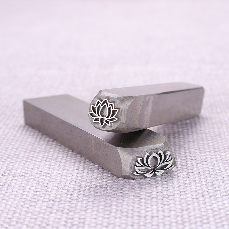 Metalowe stemple z motywem kwi – Leatherwork Flowers recenzja i cena