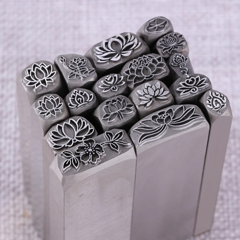 Metalowe stemple z motywem kwi – Leatherwork Flowers recenzja i cena